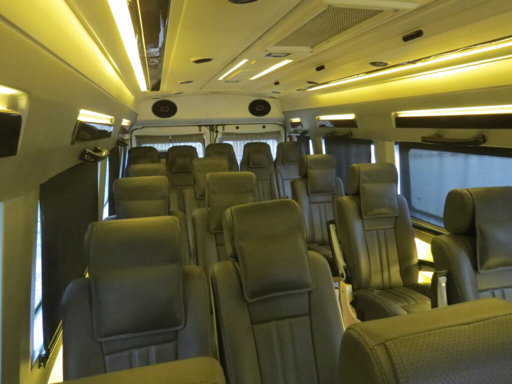 Maharaja Tempo Traveller Kolkata (2)