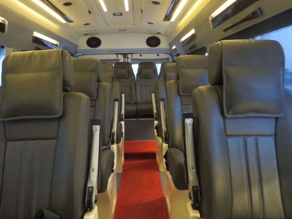 Maharaja Tempo Traveller Kolkata (3)